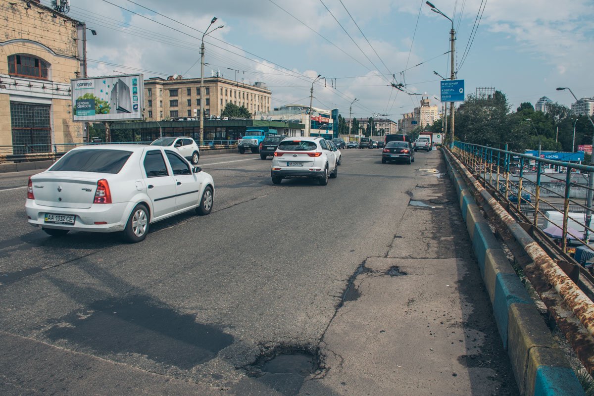 Отбойники на мосту ржавые и прогнившие 