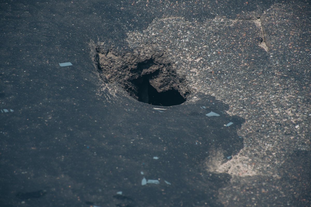 В асфальте зияет дыра 
