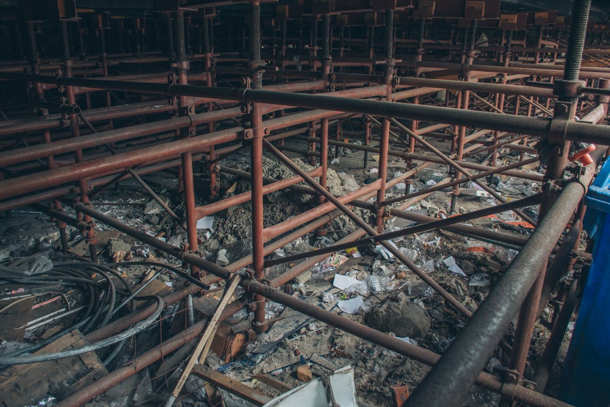 До начала ремонта Шулявский мост потихоньку превращается в свалку 