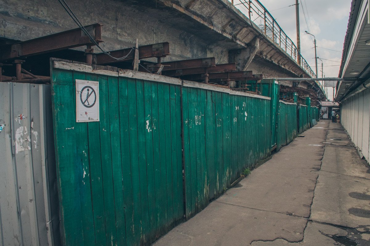 Ходить около разрушающегося моста опасно 