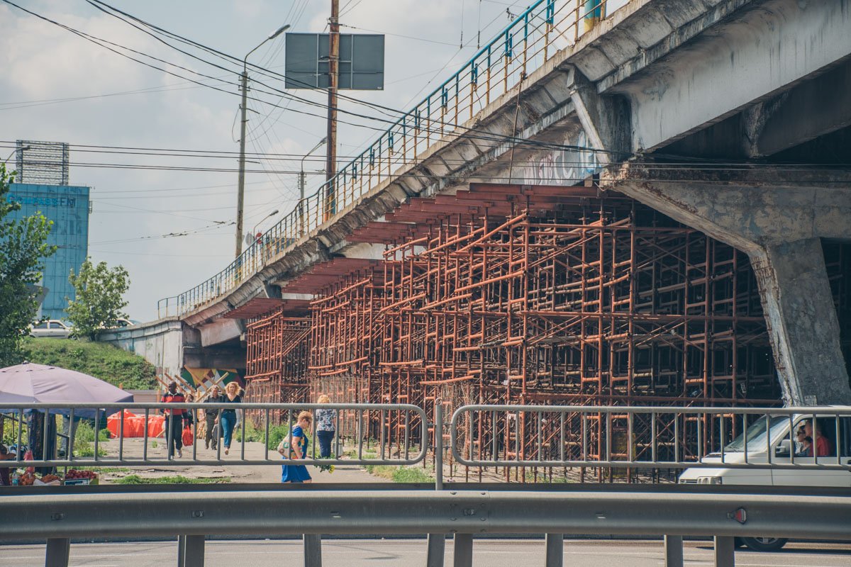 Железная конструкция поддерживает мост 