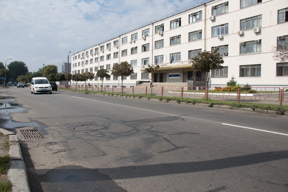 Скоро по проезжей части можно будет проехать, не рискуя потерять номерной знак или колесо