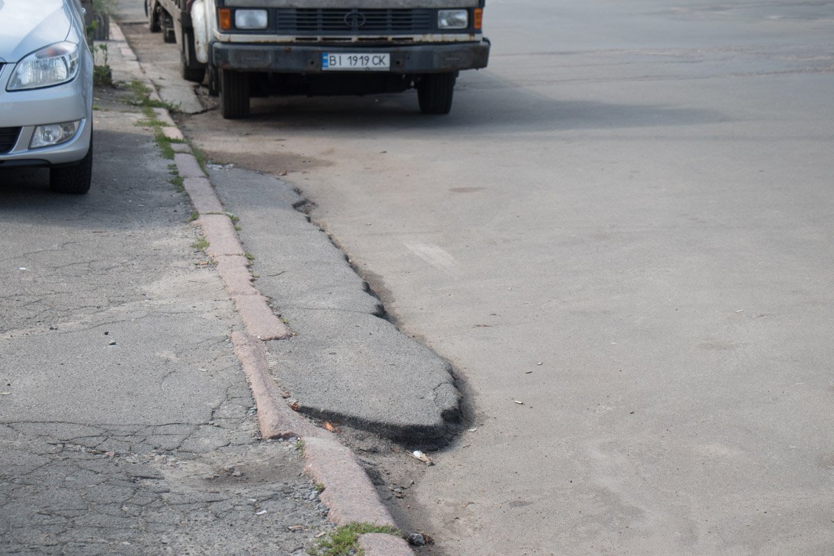 А тут может упасть пешеход даже в светлое время суток