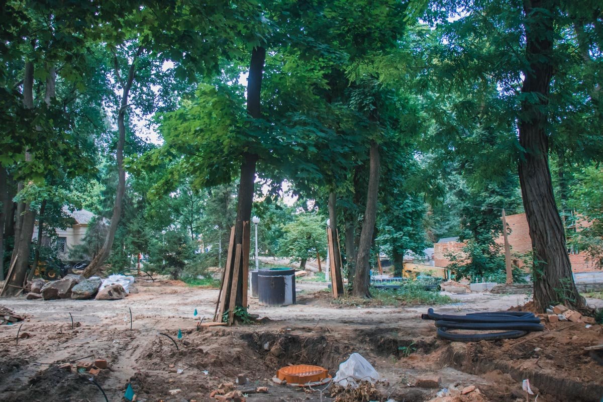 Здесь полностью заменили коммуникации, обустроили полив территории, а также провели наружное освещение Здесь полностью заменили коммуникации, обустроили полив территории, а также провели наружное освещение