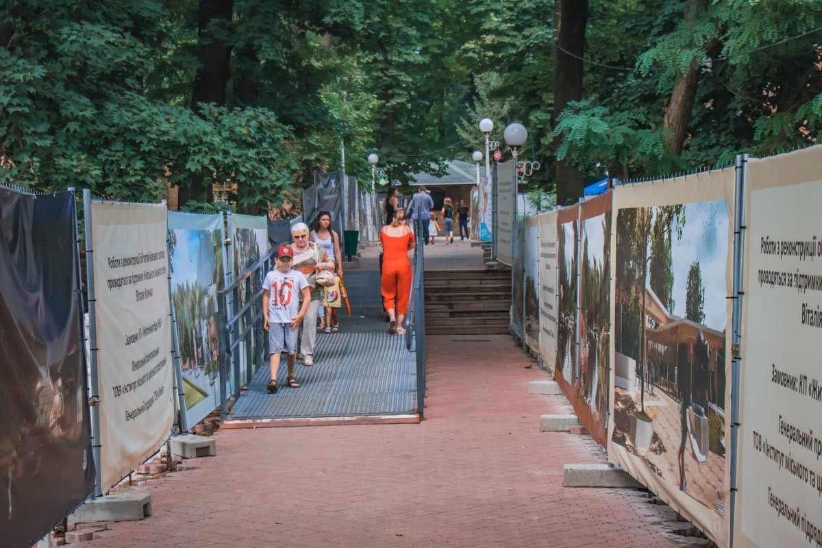 Пока идет реконструкция, посетители свободно гуляют по территории Пока идет реконструкция, посетители свободно гуляют по территории