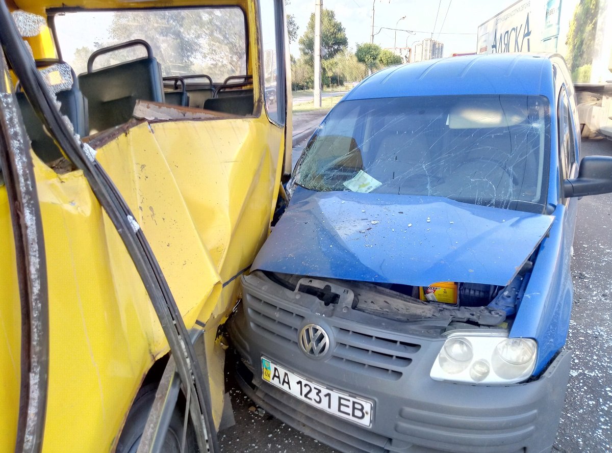 В Киеве возле ТРЦ Skymall из-за яркого солнца Volkswagen протаранил маршрутку с пассажирами 1