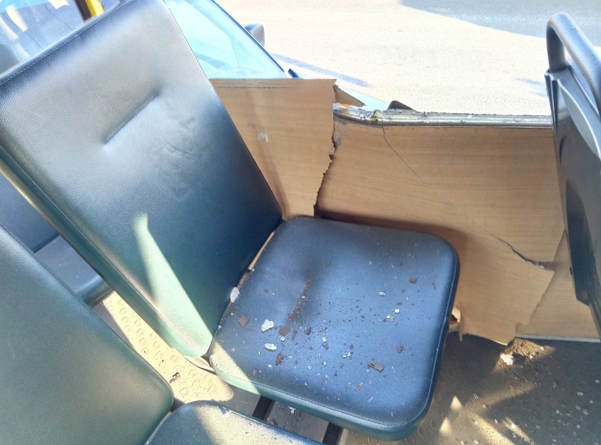 В Киеве возле ТРЦ Skymall из-за яркого солнца Volkswagen протаранил маршрутку с пассажирами 3