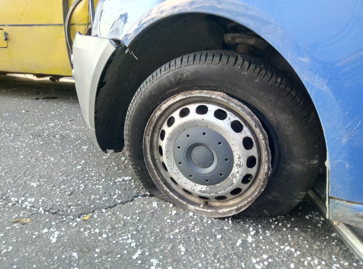 В Киеве возле ТРЦ Skymall из-за яркого солнца Volkswagen протаранил маршрутку с пассажирами 4