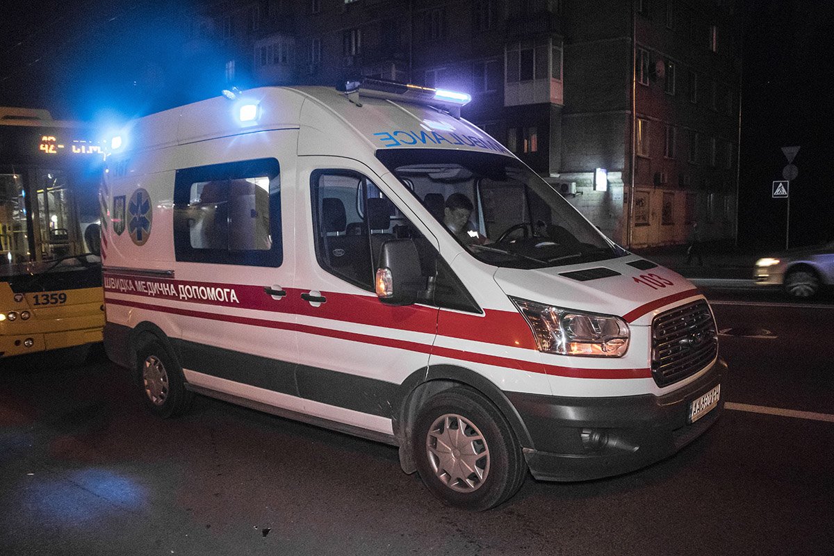 На место прибыла "скорая" и женщину доставили в автомобиль для предоставления первой медпомощи