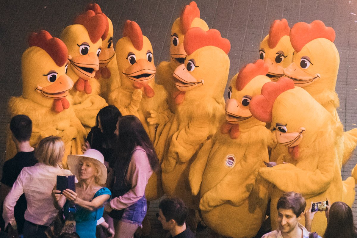 ак рассказали участники действа, они празднуют день рождения креативного директора рекламного агентства Banda Паши Клубникина