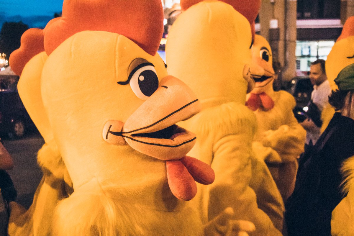 Ажиотаж охватил всю улицу и кажется, что праздник не только у Паши, а всеобщий