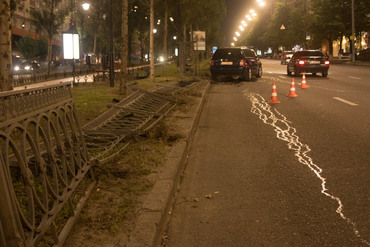 Водитель Volkswagen на еврономерах не справился в управлением и влетел в забор