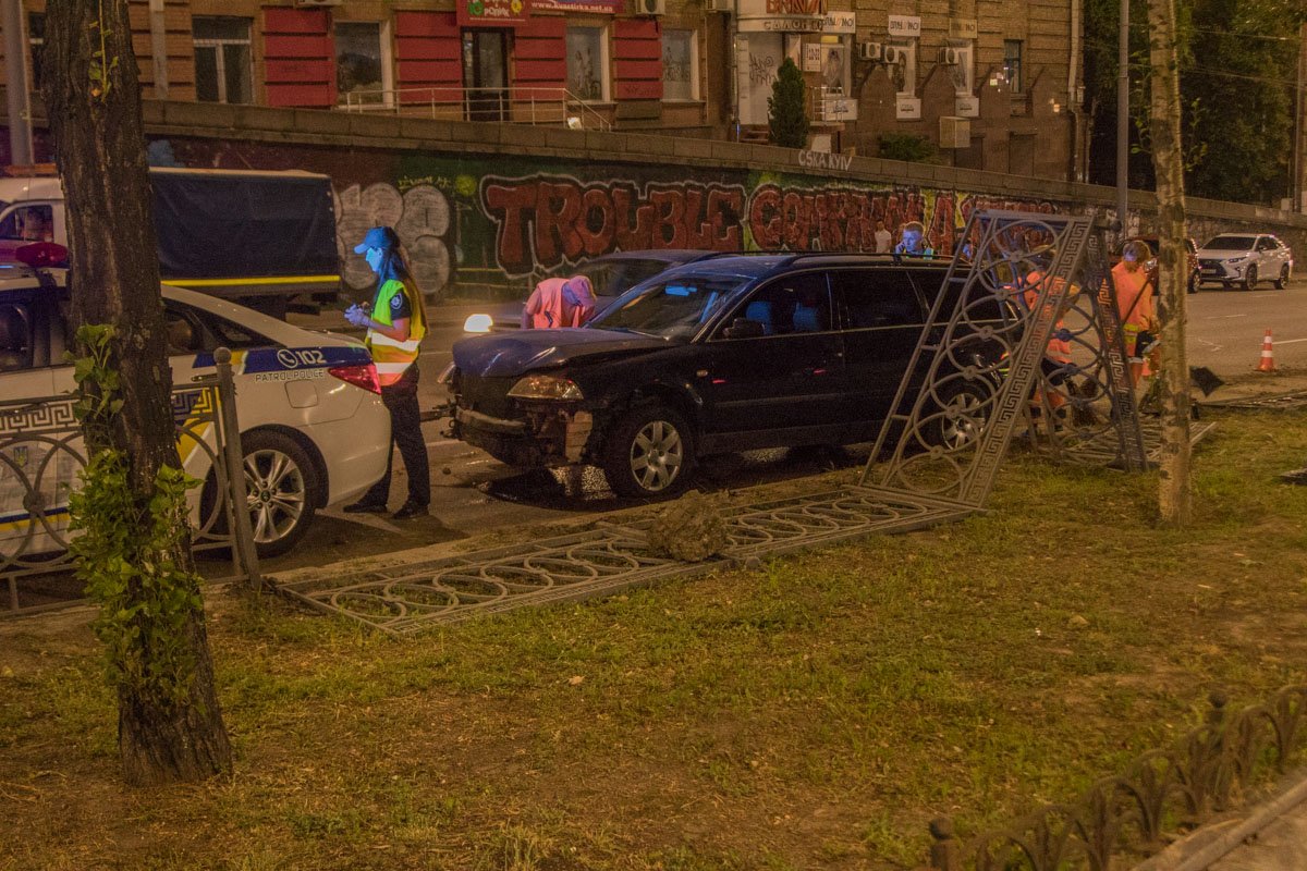 Он снес около 20 метров ограждения