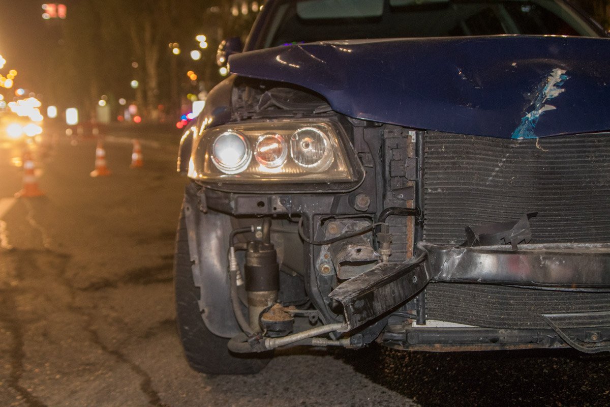 У машины разбита передняя часть