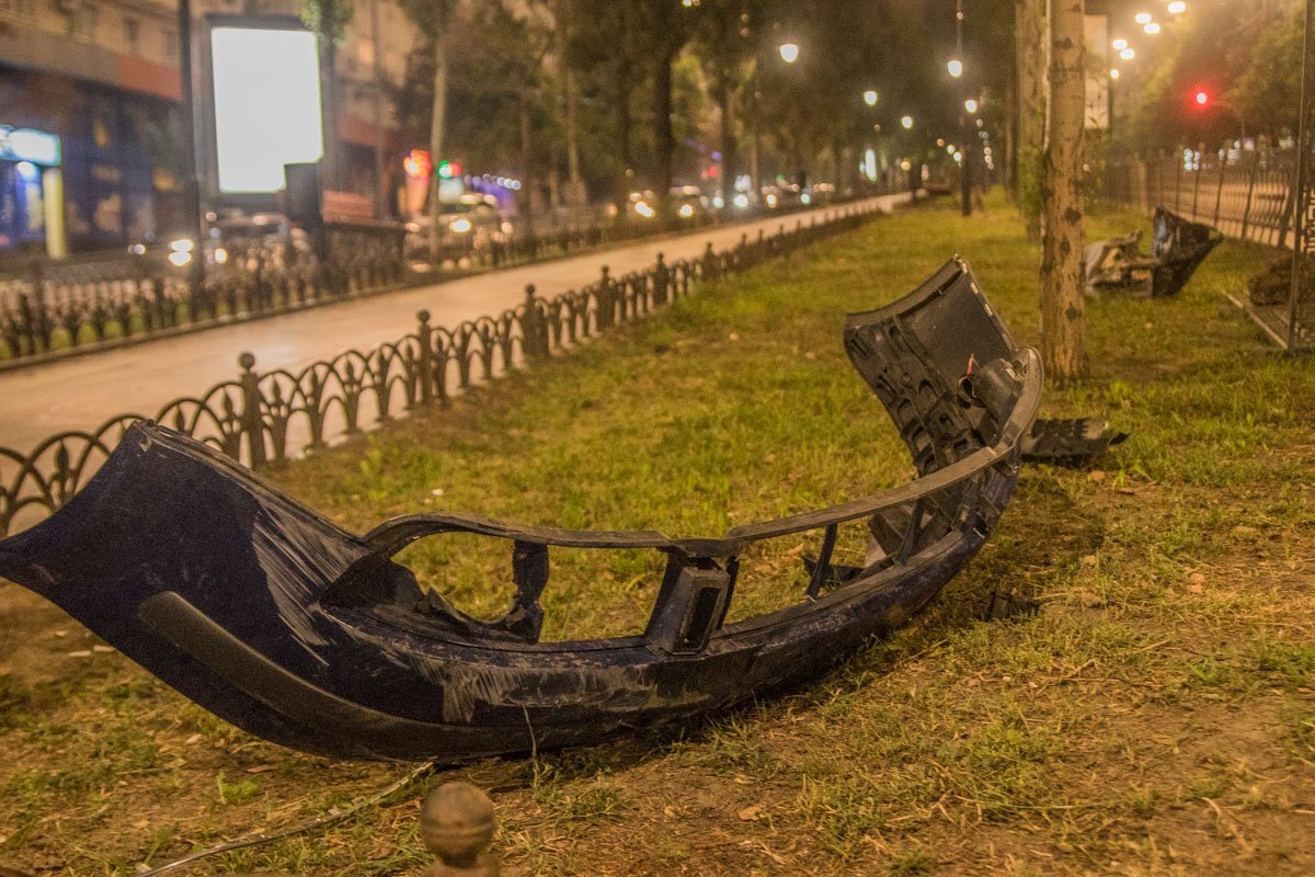 Также у авто отлетел бамперм