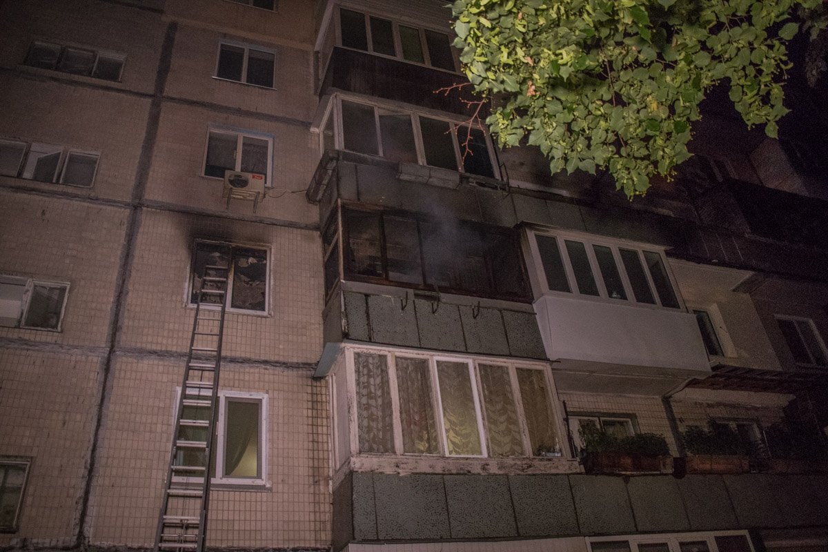 Горела однокомнатная квартира на третьем этаже жилого дома