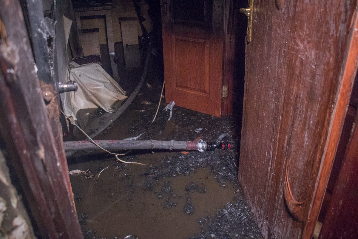 Огонь охватил жилое помещение площадью около 30 квадратных метров