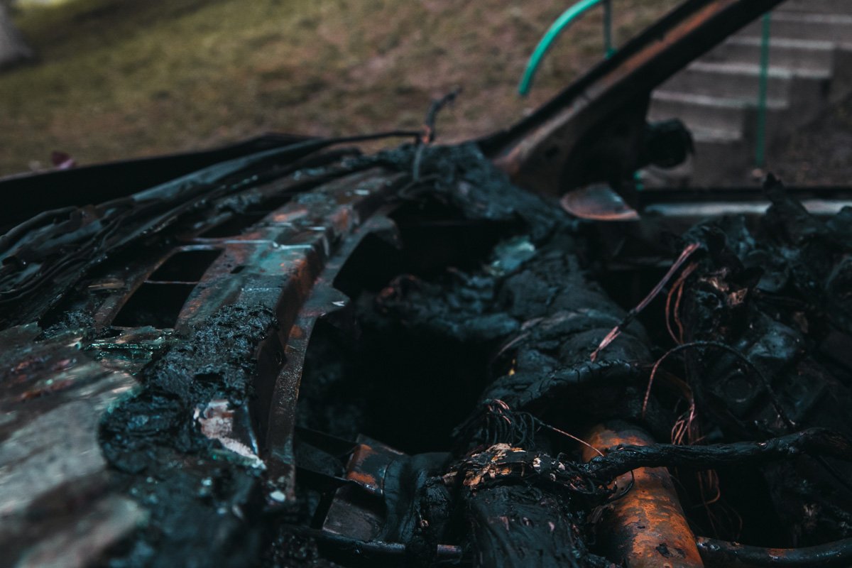 Обе машины начали гореть под капотом одновременно