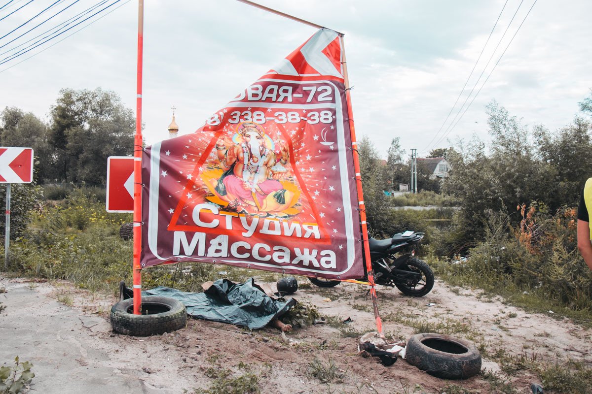 По неизвестным причинам байк вылетел с проезжей части