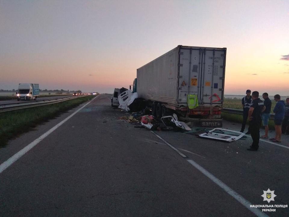 В пятницу, 20 июля, на трассе «Киев – Одесса» около поселка городского типа Кривое Озеро произошла масштабная авария