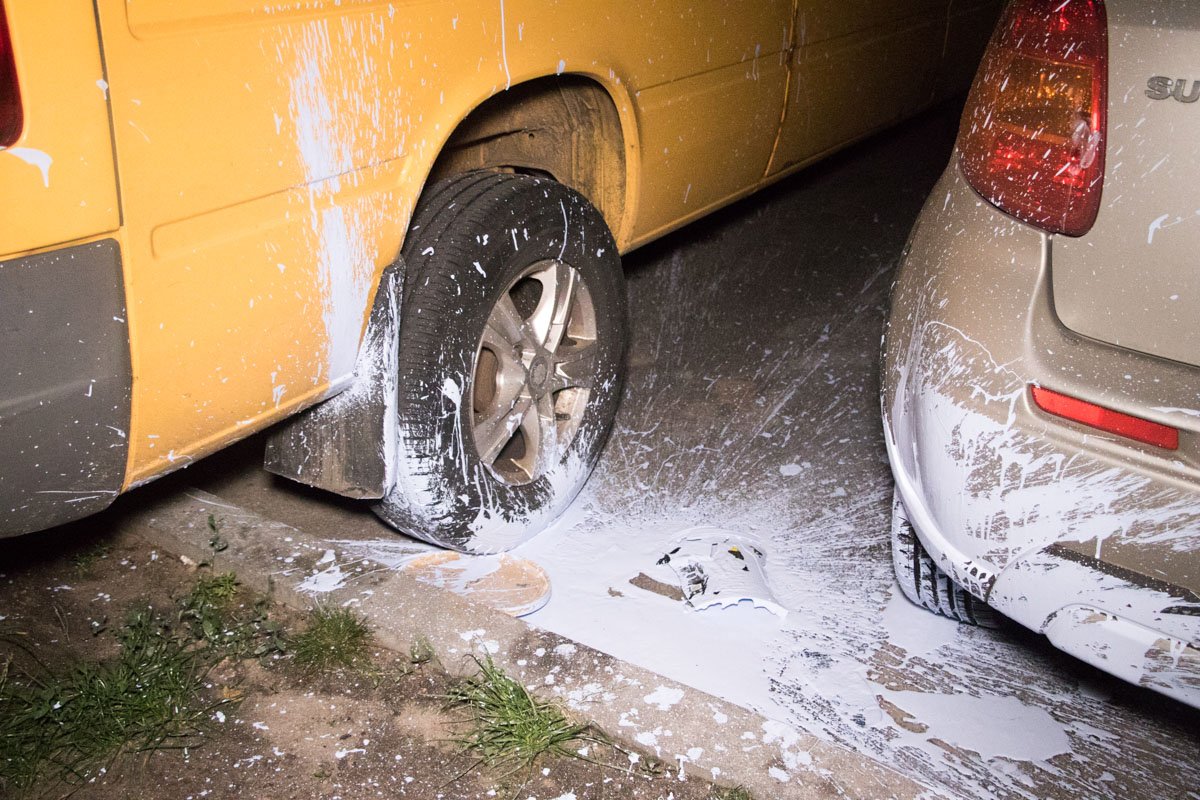 Были слышны крики о помощи примерно с 15 этажа, после этого с верхних балконов дома полетели ведра с краской