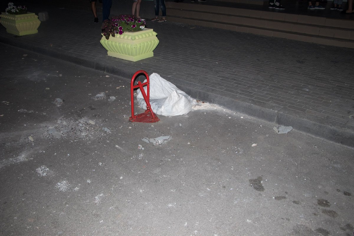 Прилетевшие с высотки строительные материалы 