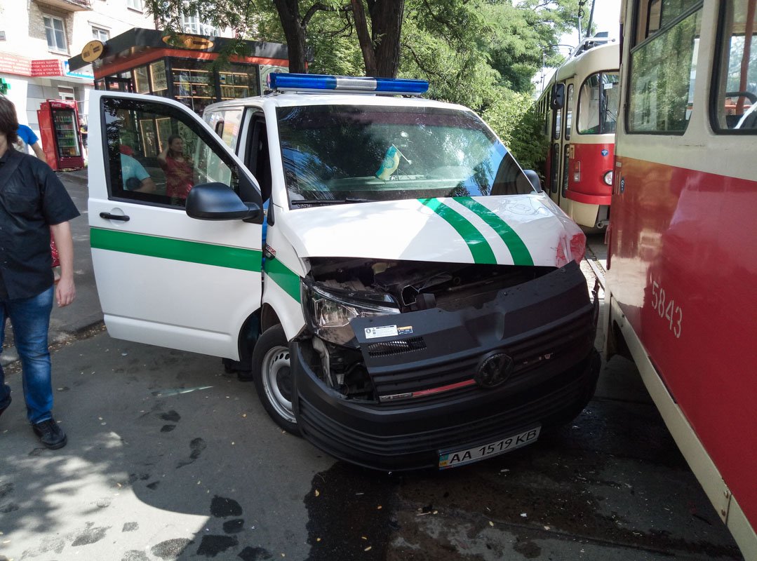 В пятницу, 20 июля, по адресу Лагерная, 46/28, произошла авария с участием трамвая №14 и инкассаторского автомобиля Volkswagen Transporter