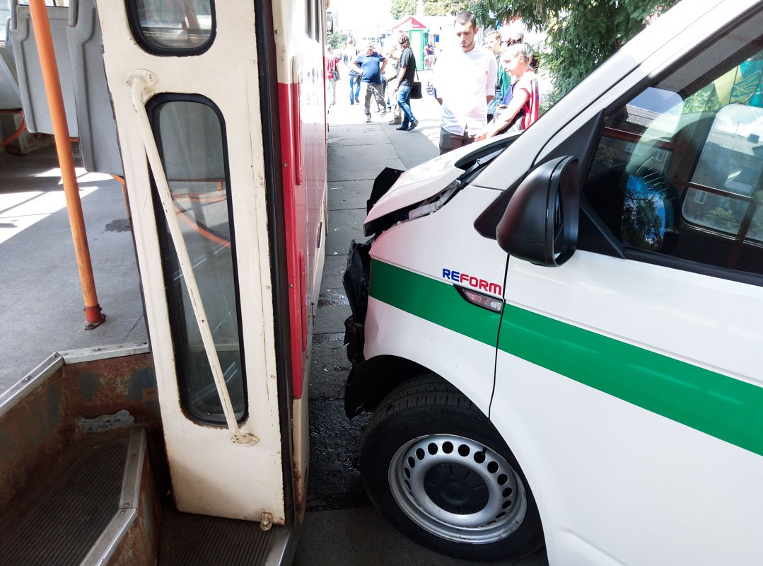 Водитель машины сказал, что не заметил трамвай