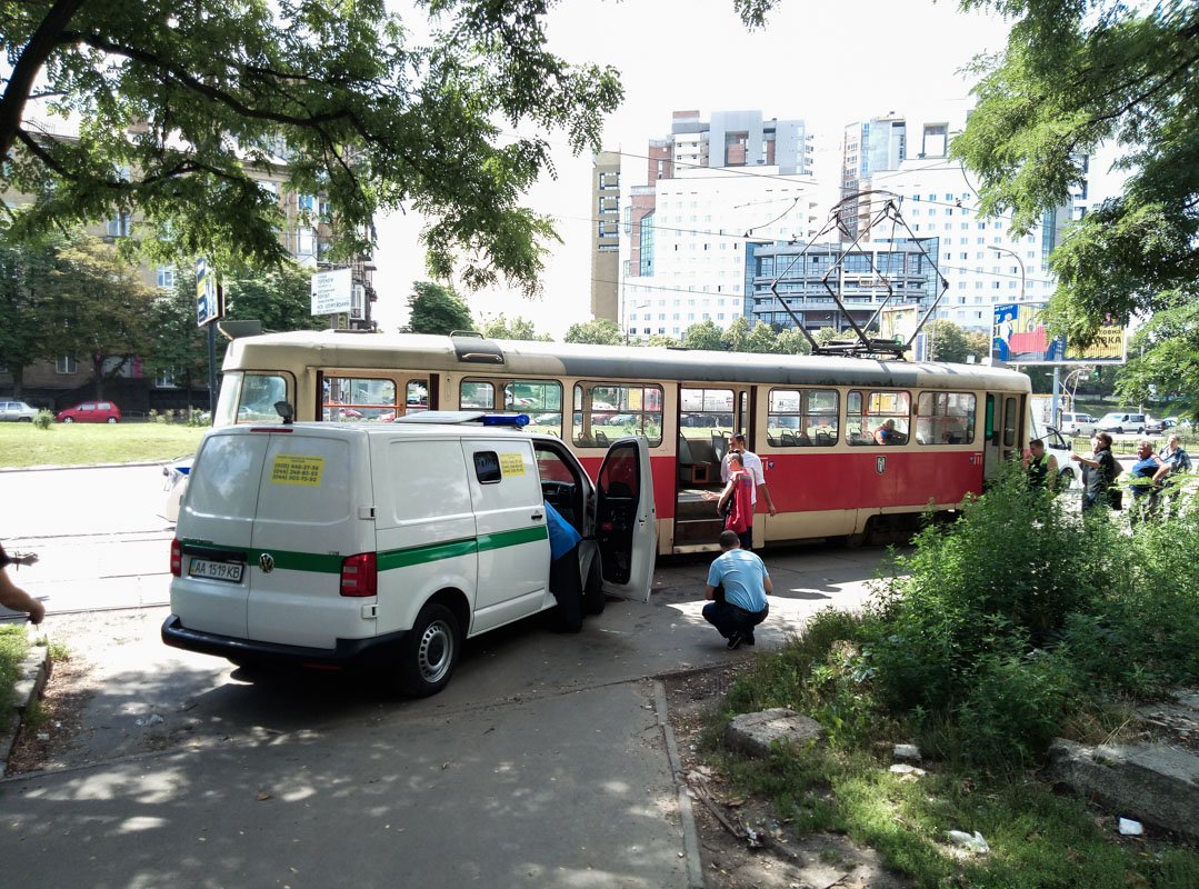 Автомобиль выезжал с пешеходной зоны на проезжую часть