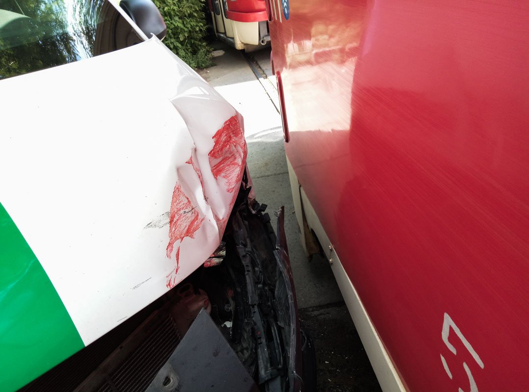 Трамвай ударил Transporter в переднюю левую сторону и разбил всю переднюю часть машины