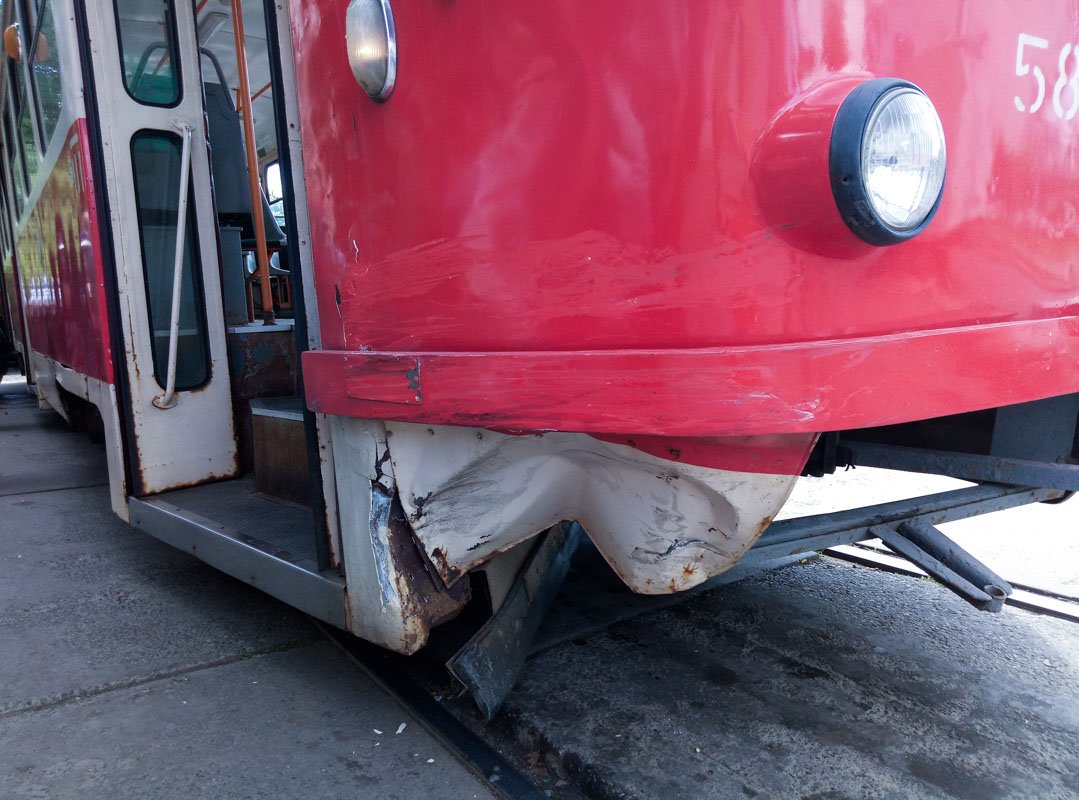 У трамвая разбита передняя правая сторона