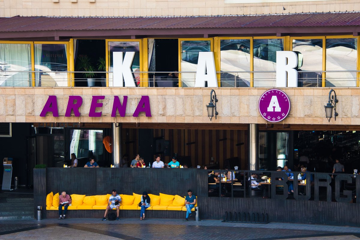 По словам администратора, диван принадлежит The Burger и предназначен для посетителей заведения По словам администратора, диван принадлежит The Burger и предназначен для посетителей заведения