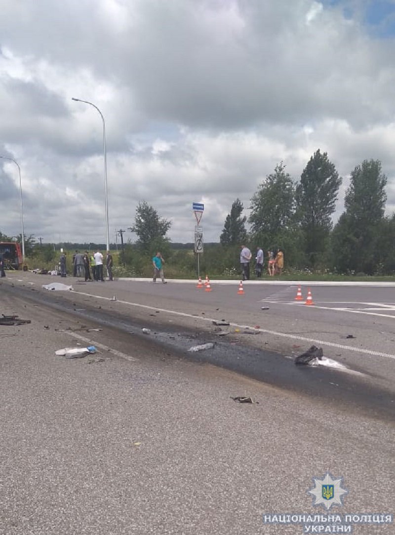 На месте происшествия продолжают работать следственно-оперативные группы, патрульные, спасатели и медики На месте происшествия продолжают работать следственно-оперативные группы, патрульные, спасатели и медики