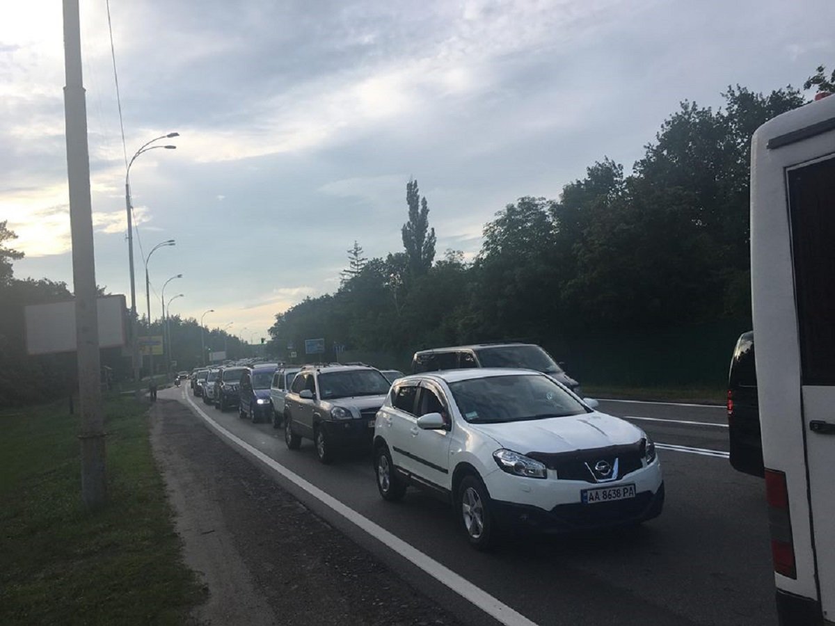 На Столичном шоссе из-за аварии образовалась пробка 