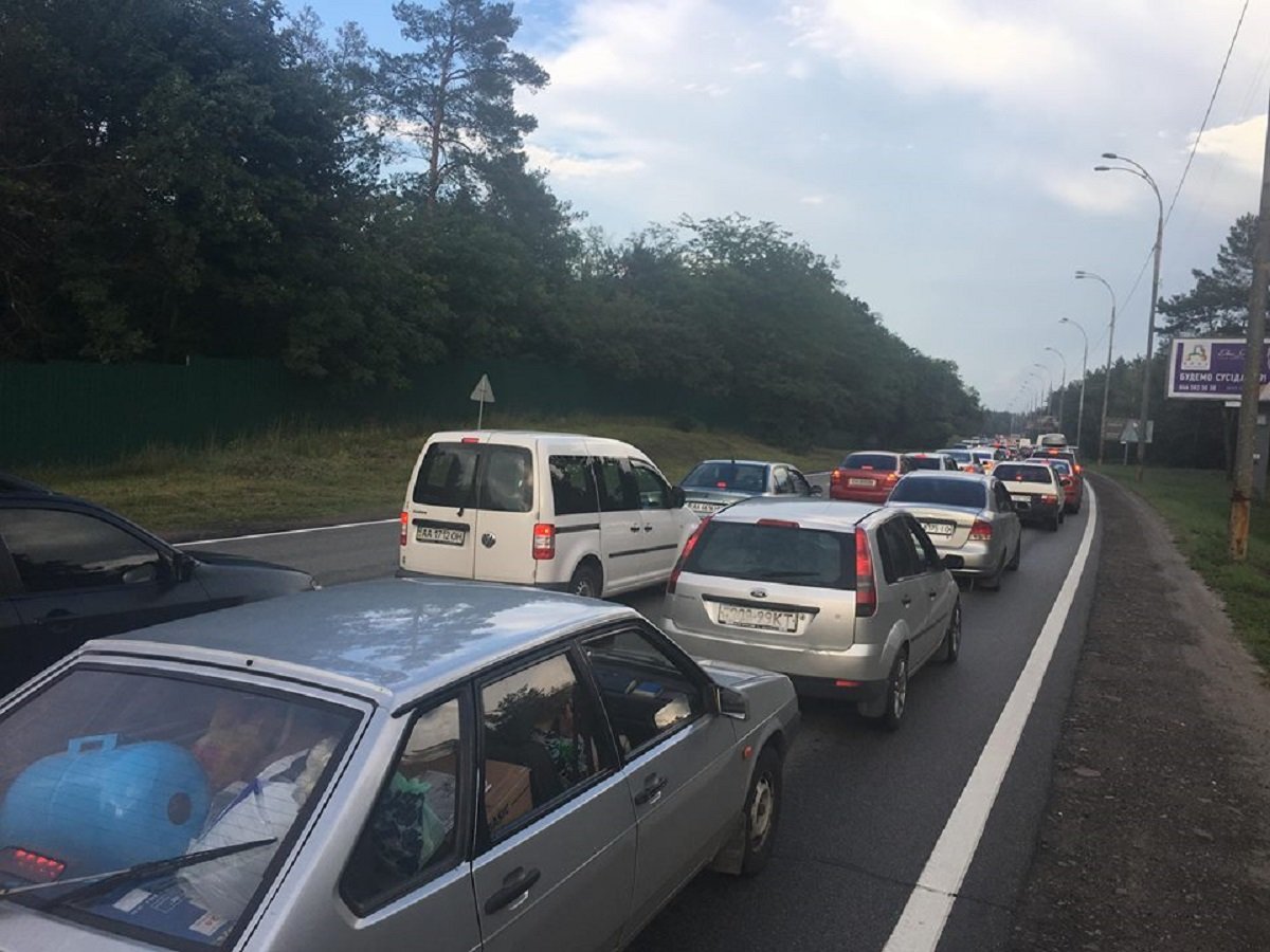 Машины стоят в сторону выезда из города 