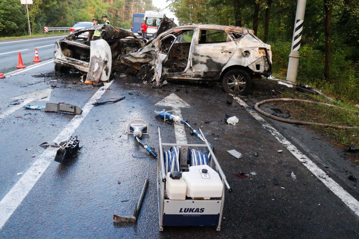 Renault ездила на газу, поэтому после столкновения машина сразу же вспыхнула