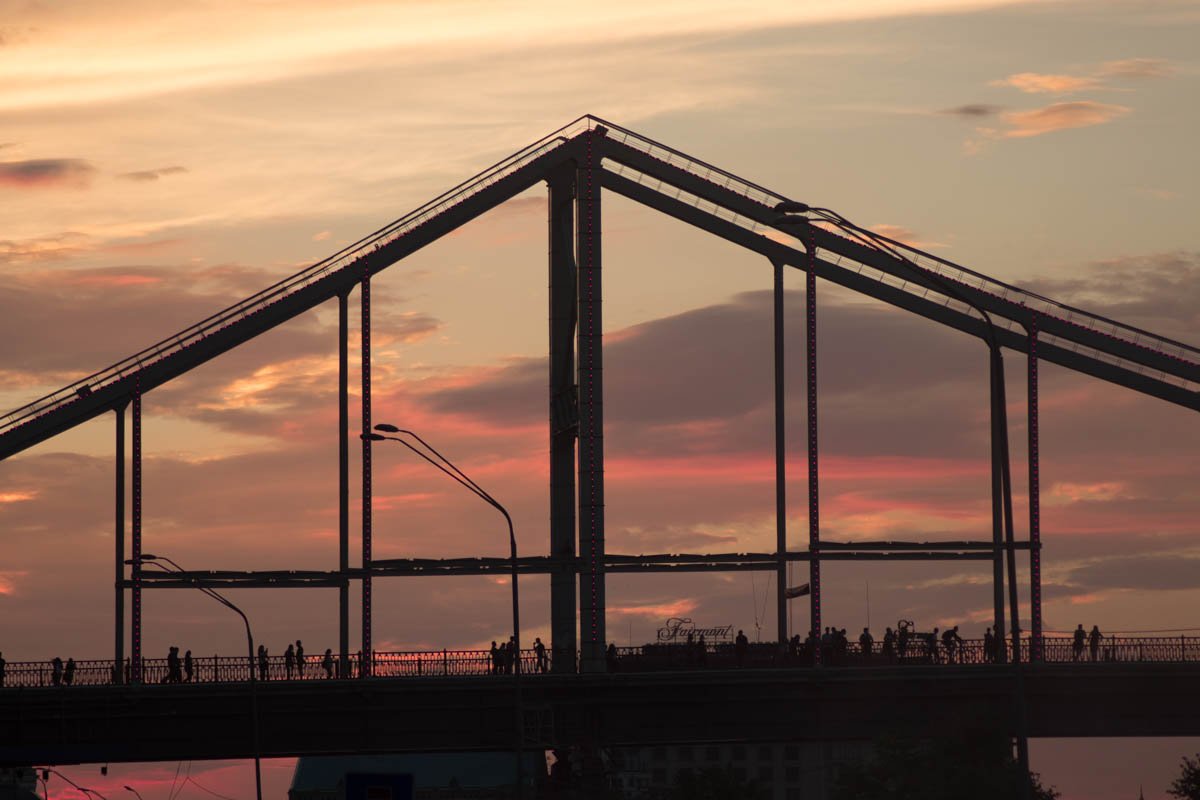 В пятницу, 20 июля, пешеходный мост через Днепр подсветили красными огнями