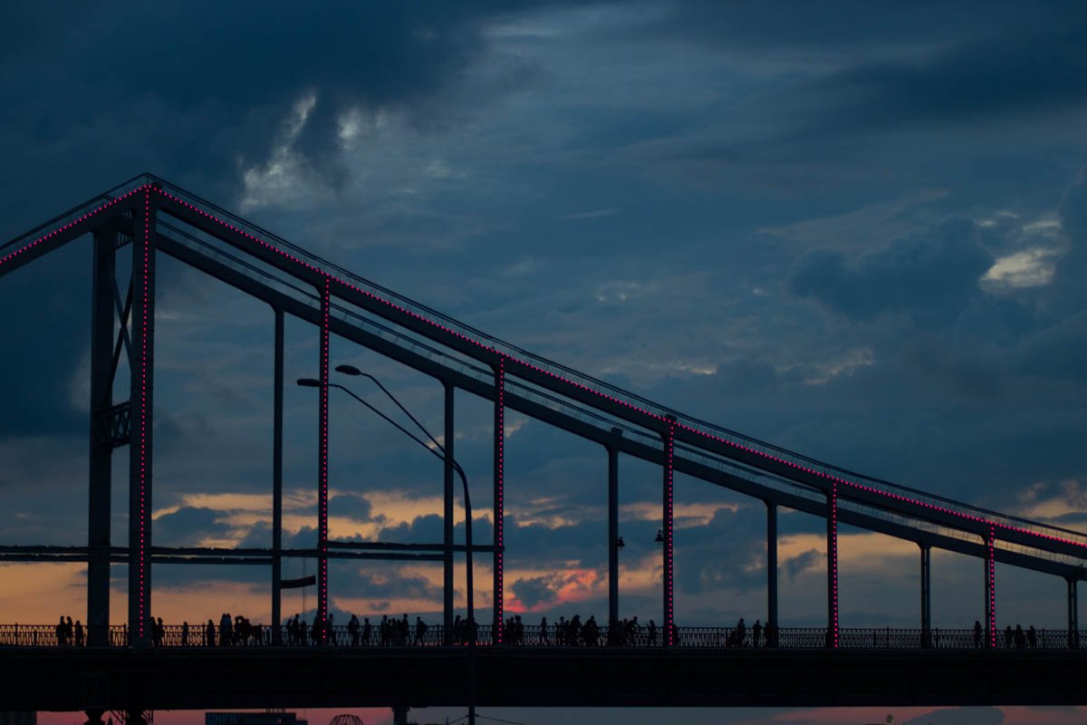 С 20:30 до 22:30 Пешеходный мост, соединяющий центральную часть столицы с парковой зоной и пляжами Труханова острова, засветился красными огнями