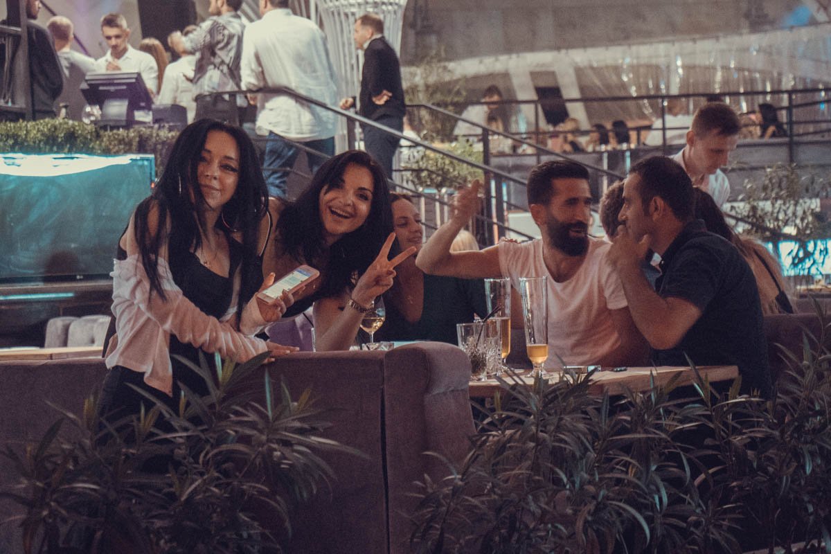 Жители и гости Киева наслаждаются отдыхом - танцуют, поют и веселятся Жители и гости Киева наслаждаются отдыхом - танцуют, поют и веселятся