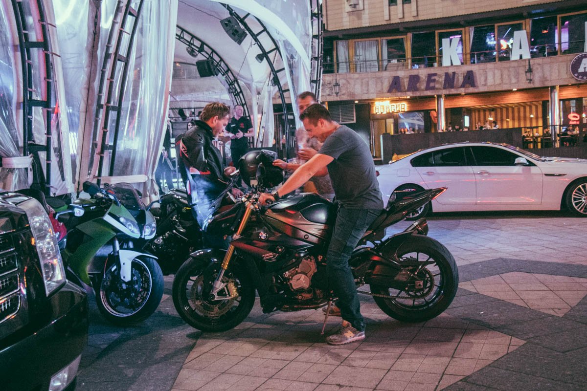 Есть и те, кто приехал потусить на двухколесном транспорте - возле входа можно было заметить разные мотоциклы Есть и те, кто приехал потусить на двухколесном транспорте - возле входа можно было заметить разные мотоциклы