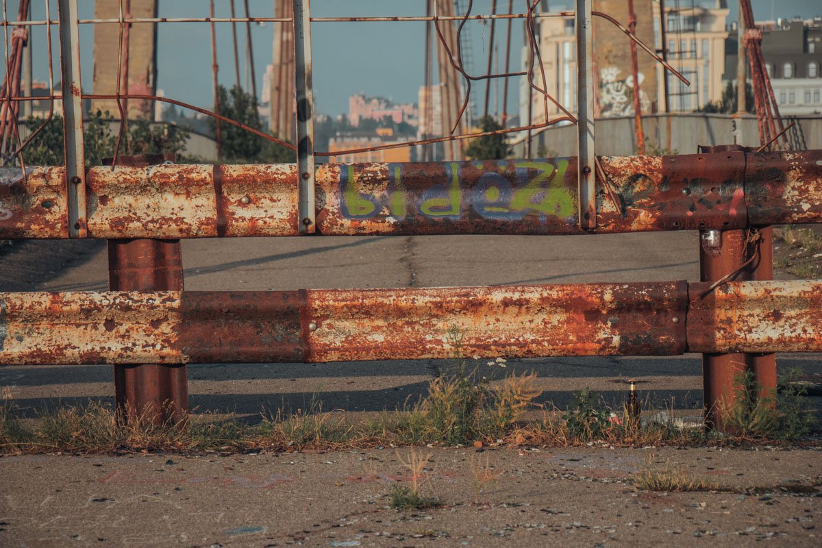 Если захотеть, то красоту возможно разглядеть даже в ржавых вантах