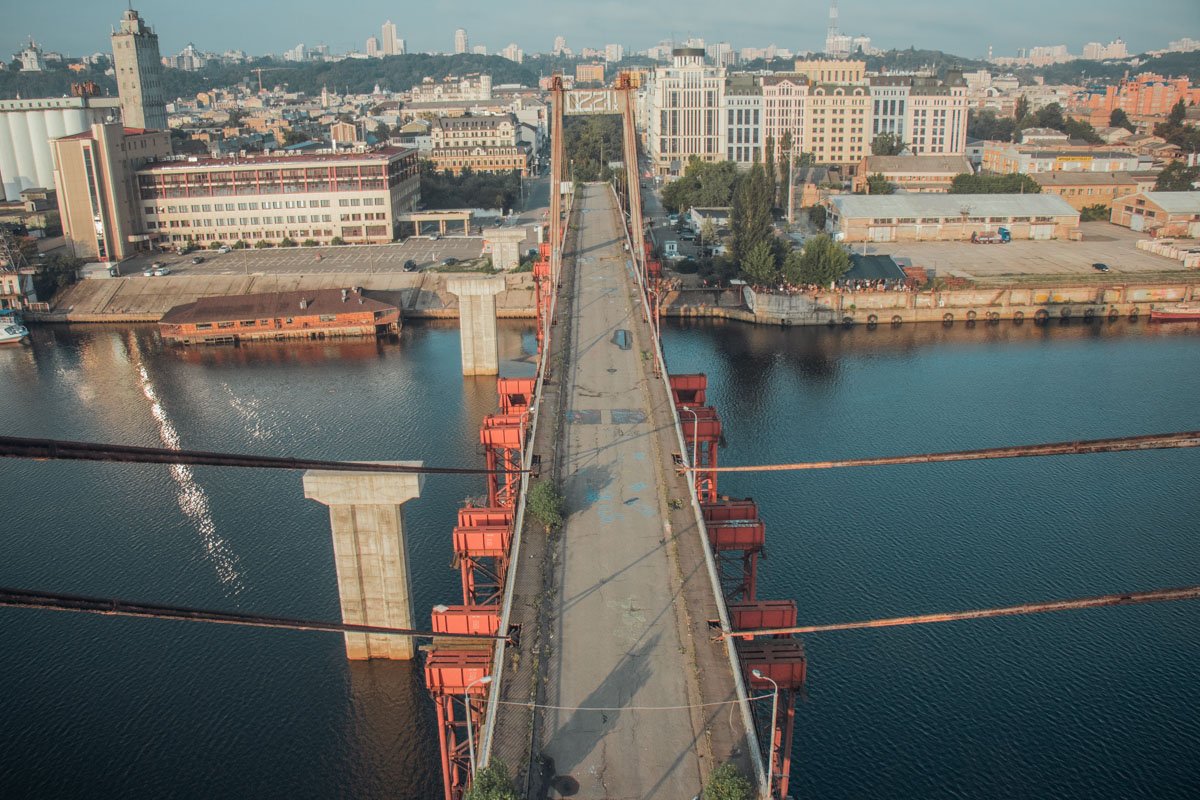 Внизу плещется река, а над головой голубое небо, с проплывающими мимо облаками