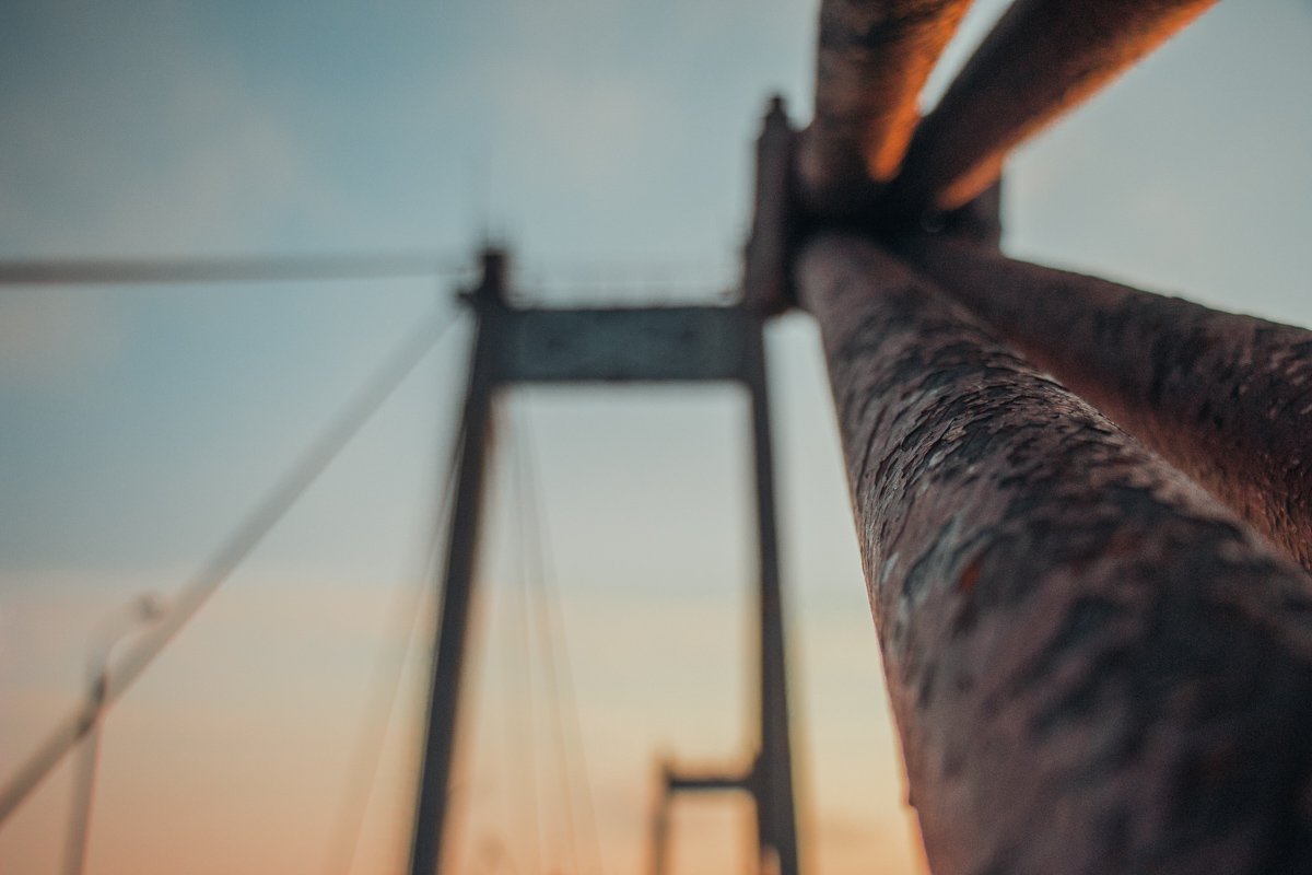 На дорогах мало машин, редко проходят по улицам люди и только красиво и мелодично поют птицы