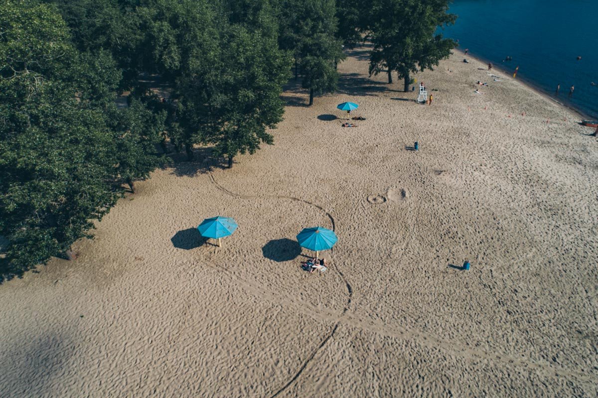 На Центральном пляже острова можно "поджариться" на солнышке и покупаться в Днепре