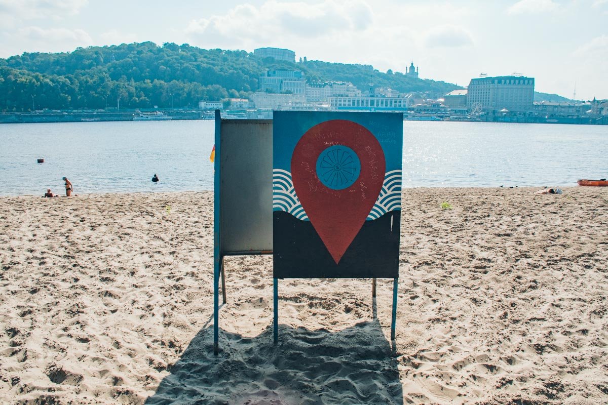 На территории оборудованы раздевалки