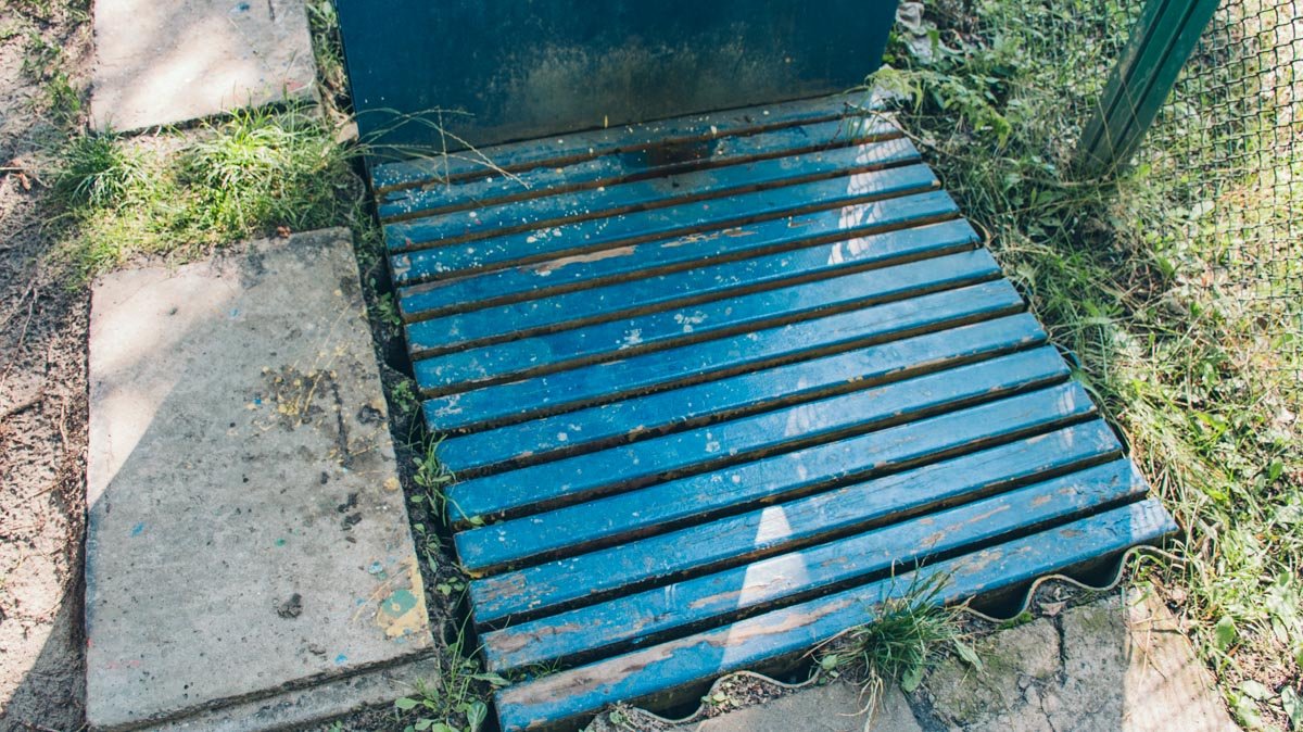 Однако, состояние их явно требует хоть небольшого, но ремонта