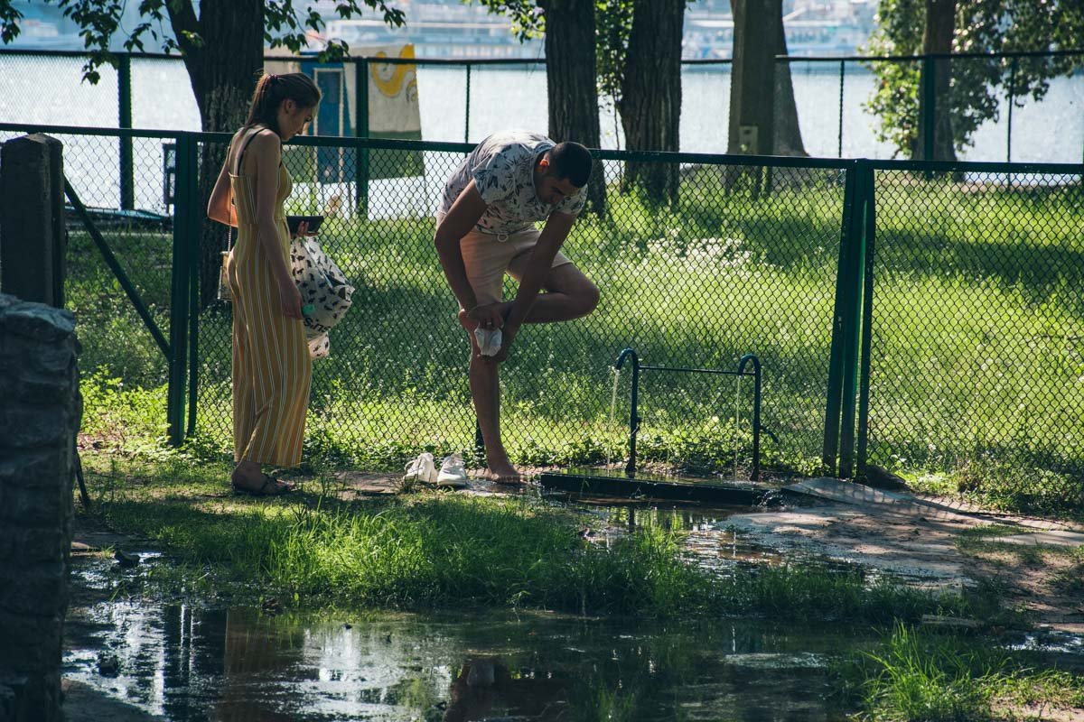 Очень удобные умывальники для ног, чтобы после песчаного пляжа можно было переобуться и не "обустроить" дома еще один пляж