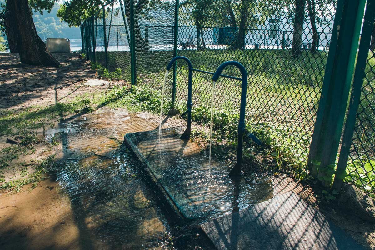 Правда, и здесь уже все "кричит" об реконструкции