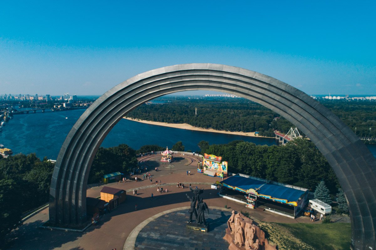 Центральный пляж любят еще и за то, что с него открывается уникальный вид на Арку Дружбы Народов и Владимирскую горку