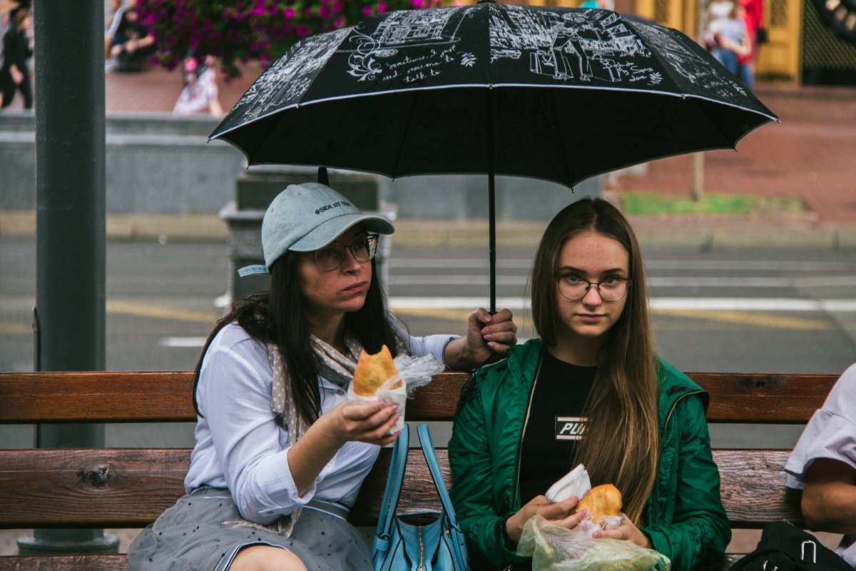 Дождь - дождем. А обед - по расписанию!